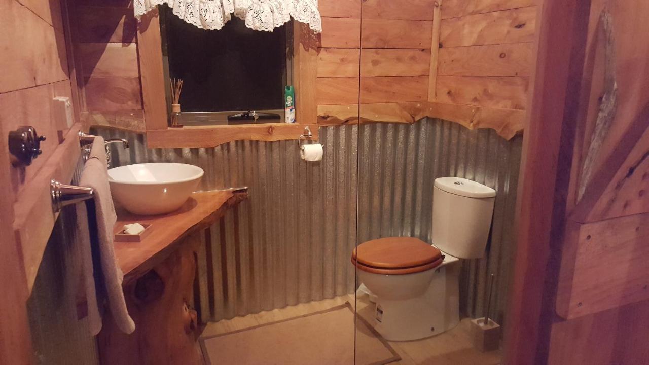 Rustic Hut Bush Retreat Bed & Breakfast Penguin Exterior foto