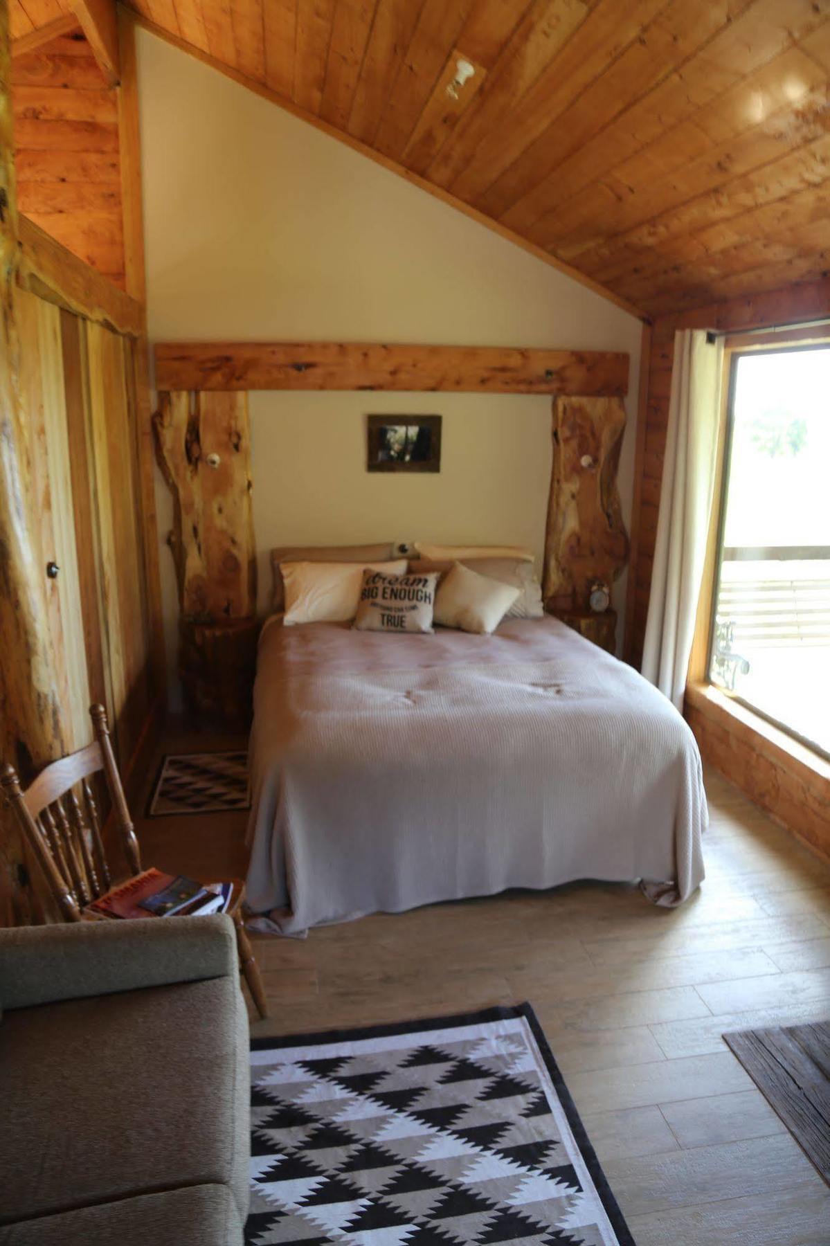 Rustic Hut Bush Retreat Bed & Breakfast Penguin Exterior foto