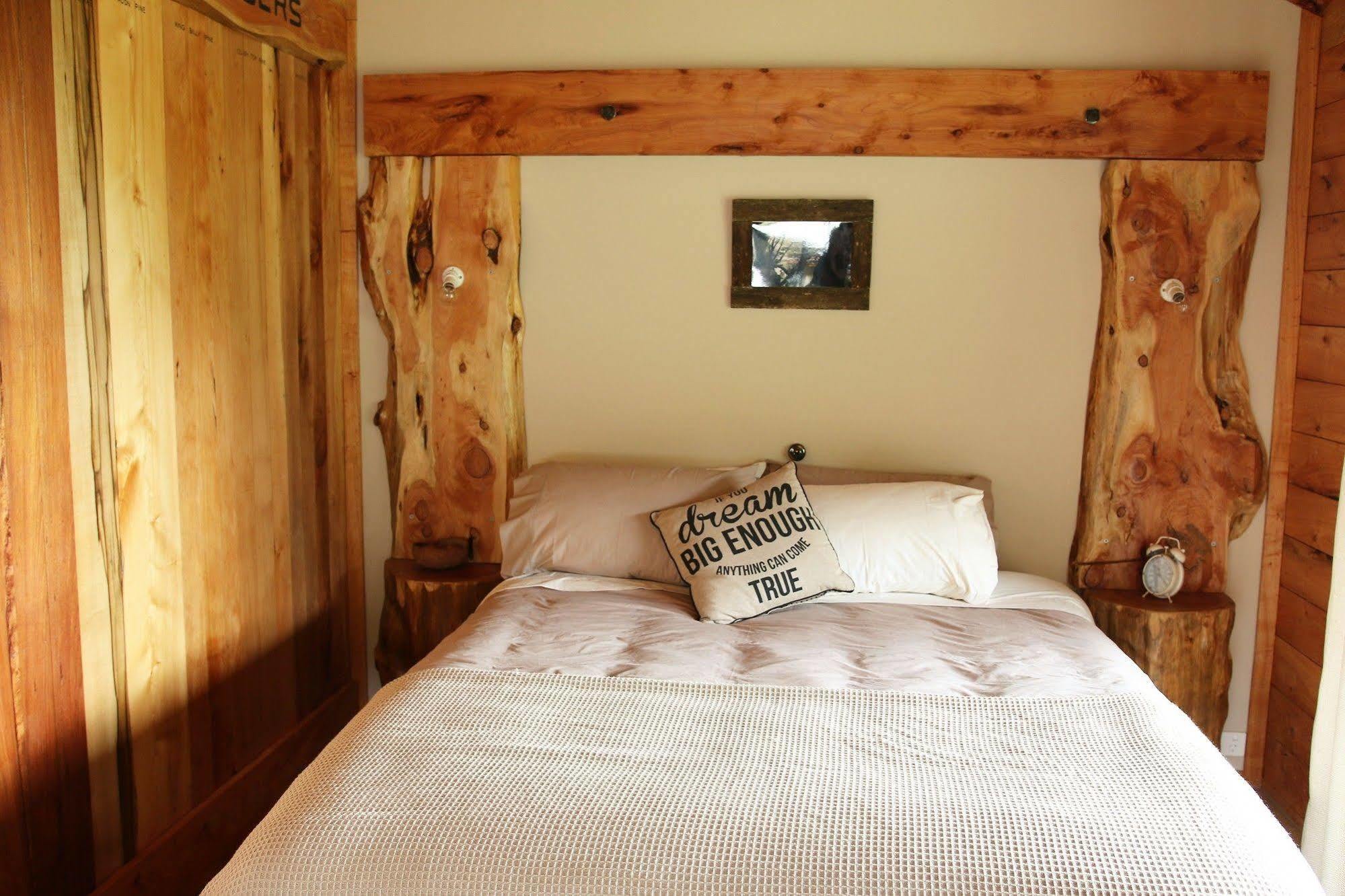 Rustic Hut Bush Retreat Bed & Breakfast Penguin Exterior foto