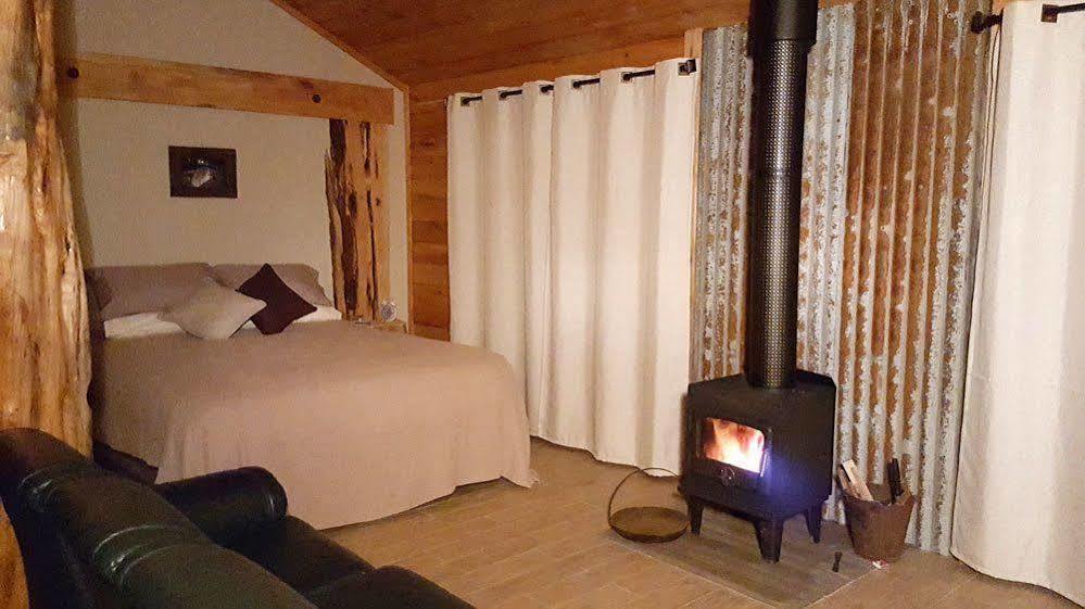 Rustic Hut Bush Retreat Bed & Breakfast Penguin Exterior foto